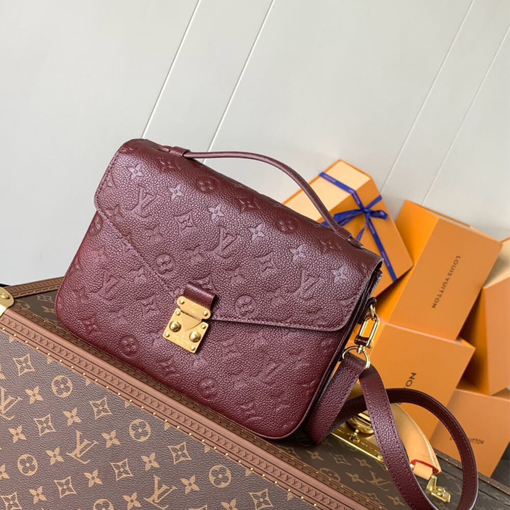 LV Pochette Metis