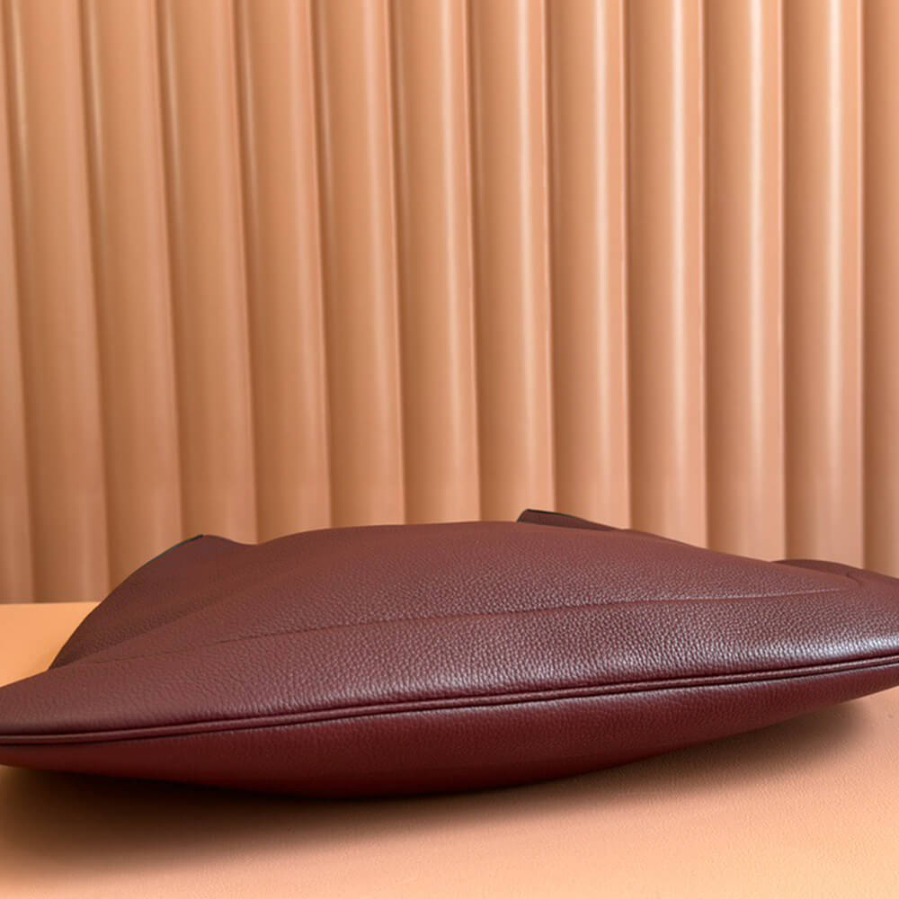 G*u*i b medium shoulder bag